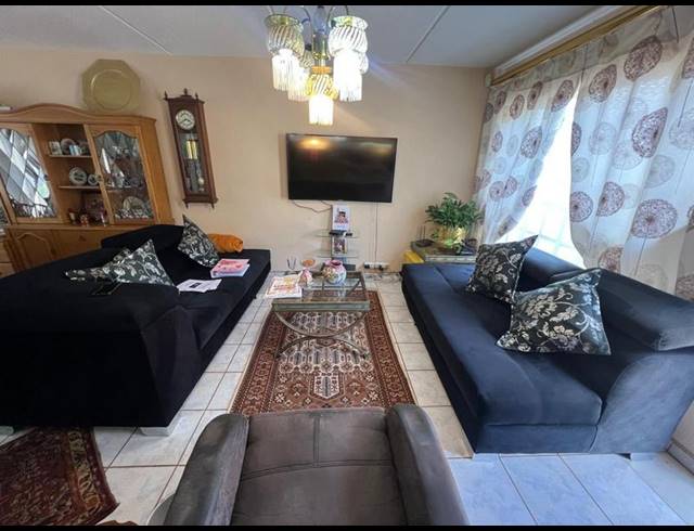 2 BEDROOM TOWNHOUSE FOR SALE IN HELDERKRUIN